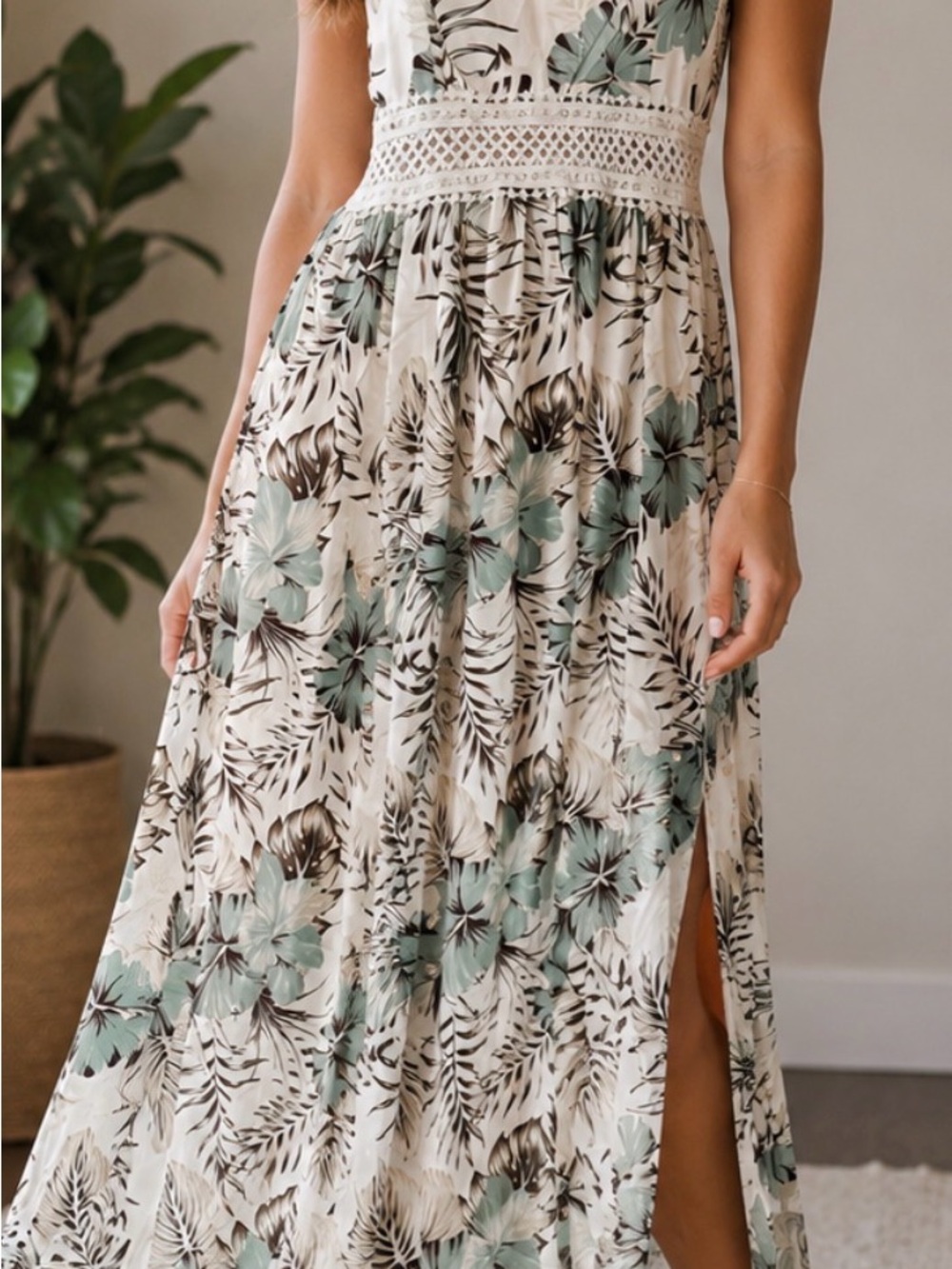 Elegant sleeveless split dress